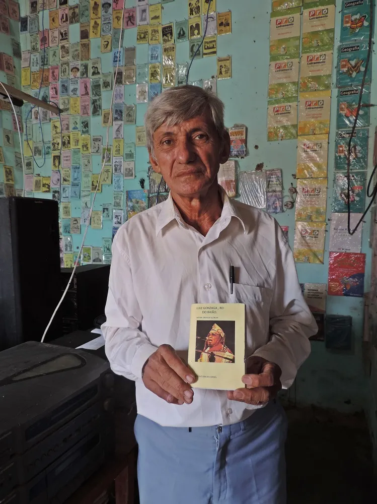 No total, o cearense já escreveu 2826 poemas, 17 livros e possui 75 cordéis publicados, todos de forma independente