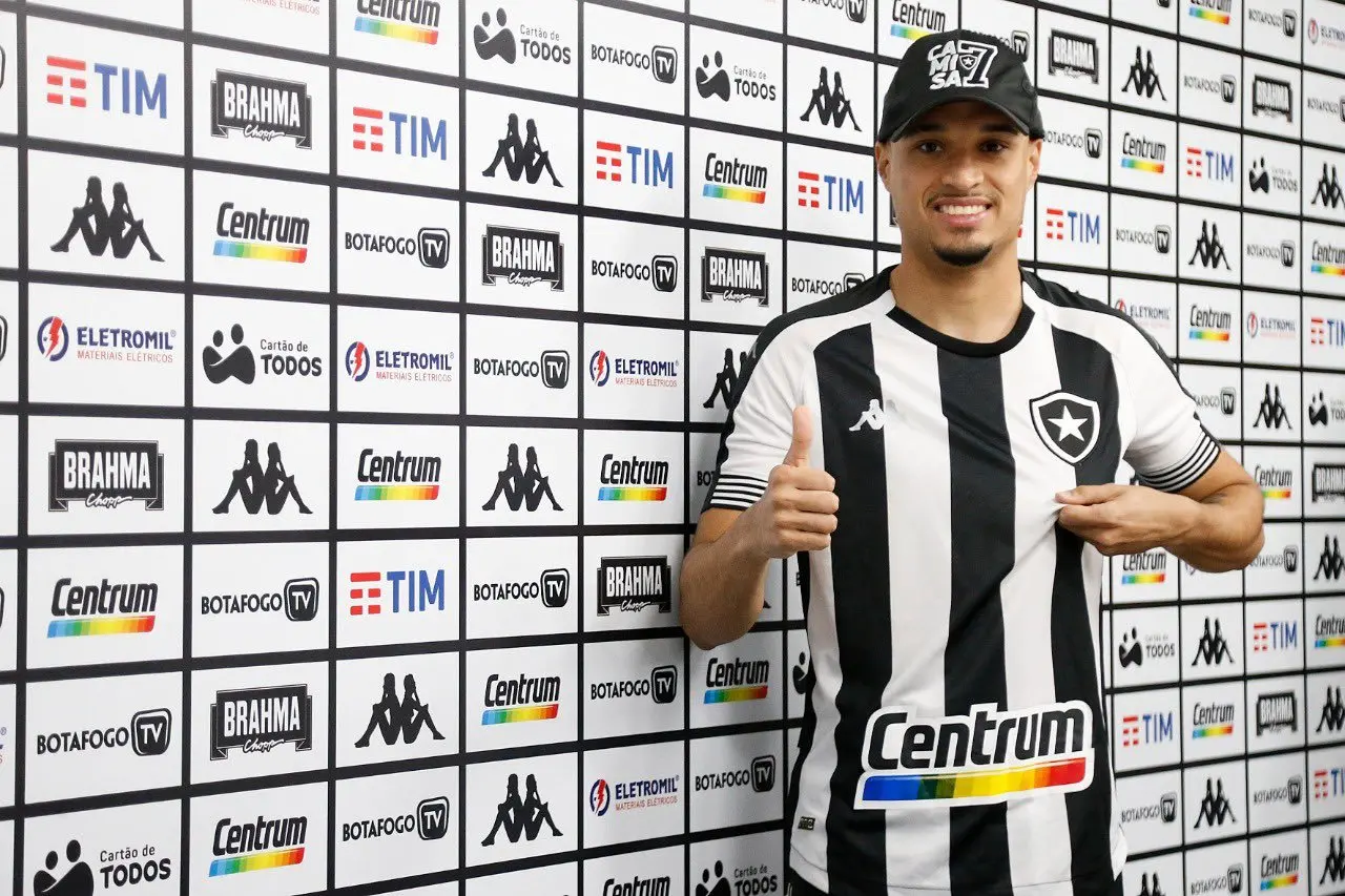 Luiz Henrique posa para foto em apresentação no Botafogo