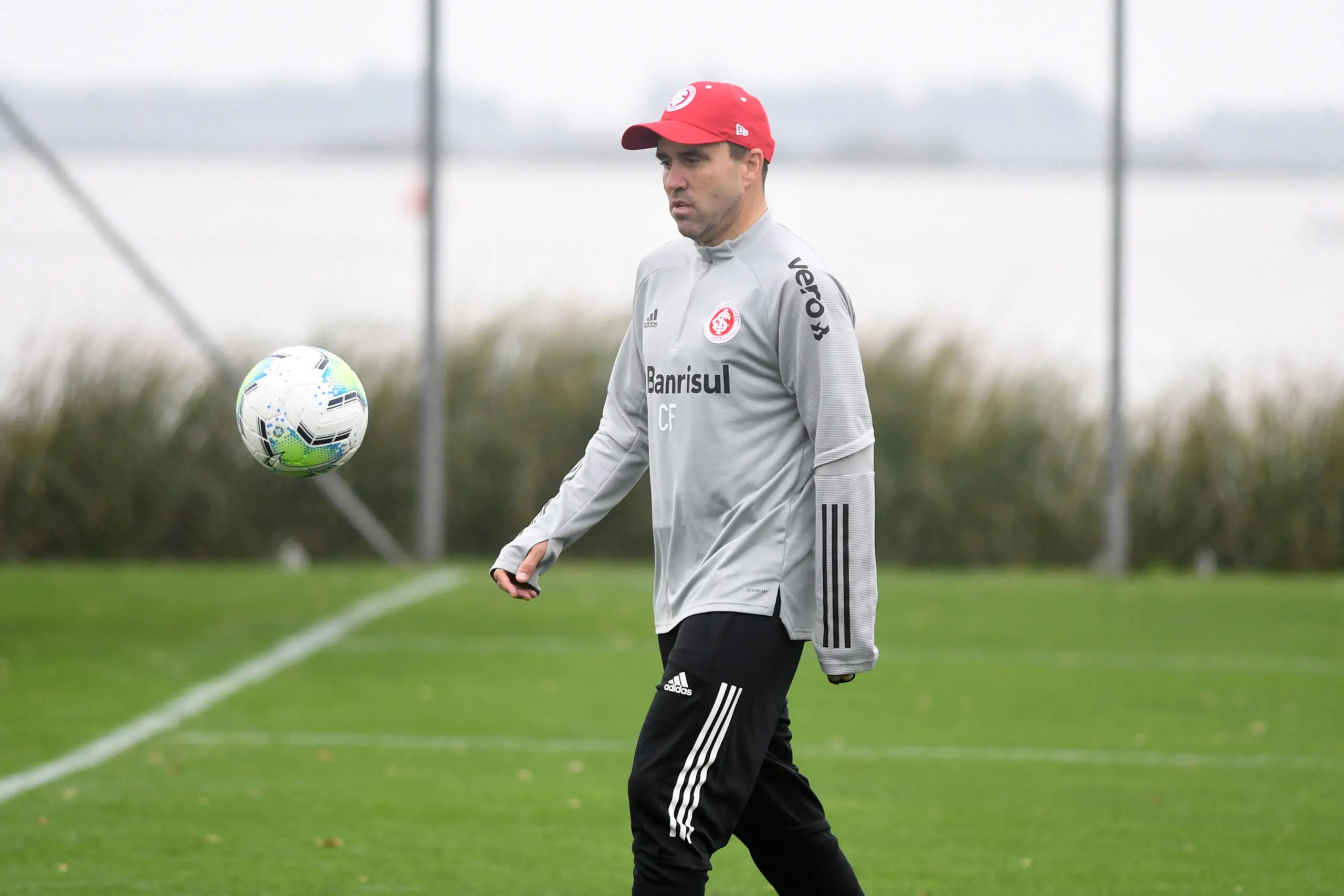 Eduardo Coudet chuta bola em treino do Internacional