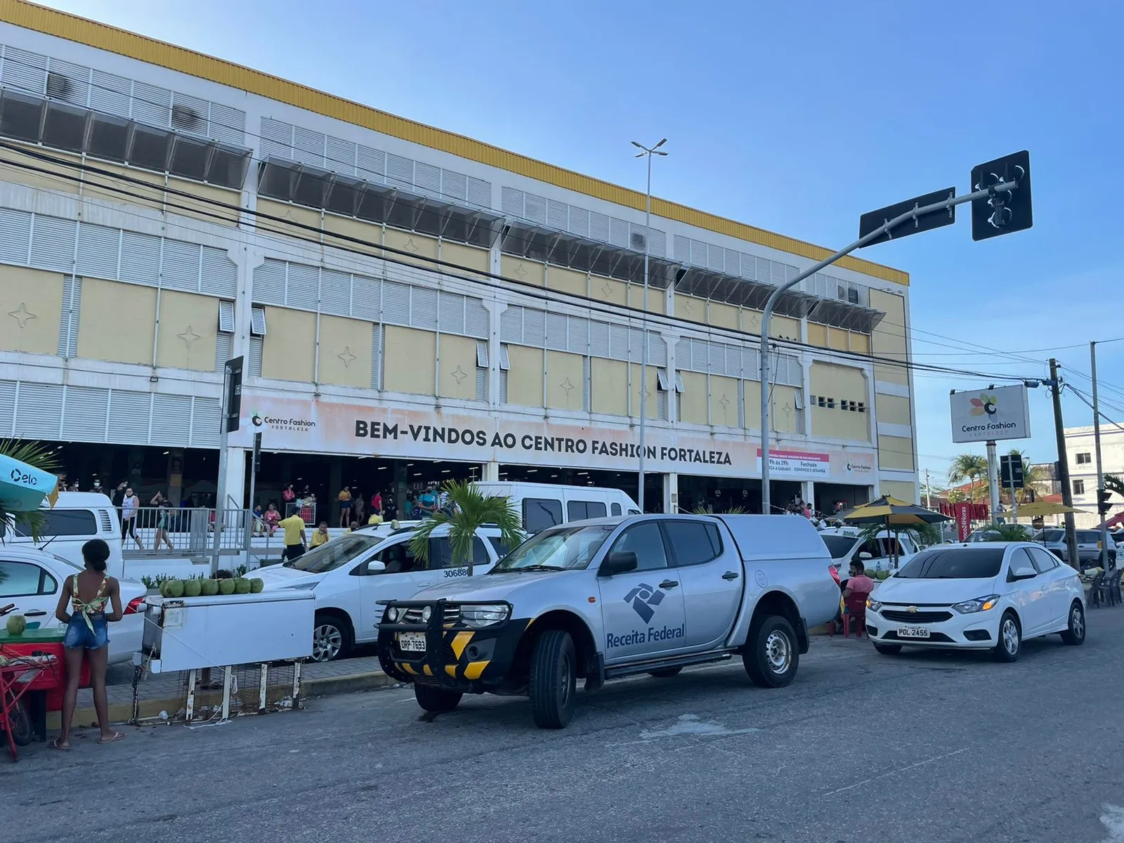 Fiscalização no Centro Fashion retém roupas falsificadas