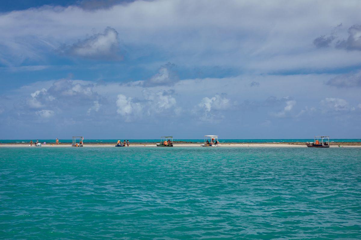 mar de maragogi com embarcações ao fundo