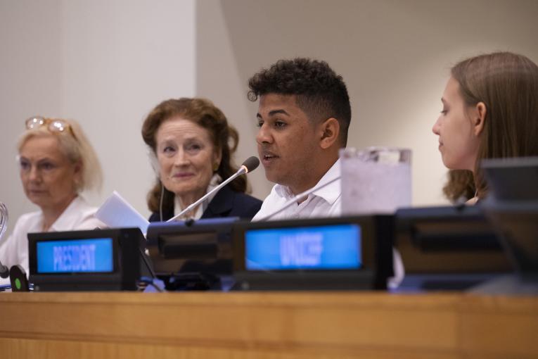 Felipe Caetano discursando na abertura da sessão do Conselho Executivo do Unicef, em 2019, ao lado da diretora executiva da organização, Henrietta Fore, e da adolescente norte-americana Alexandria Villaseñor