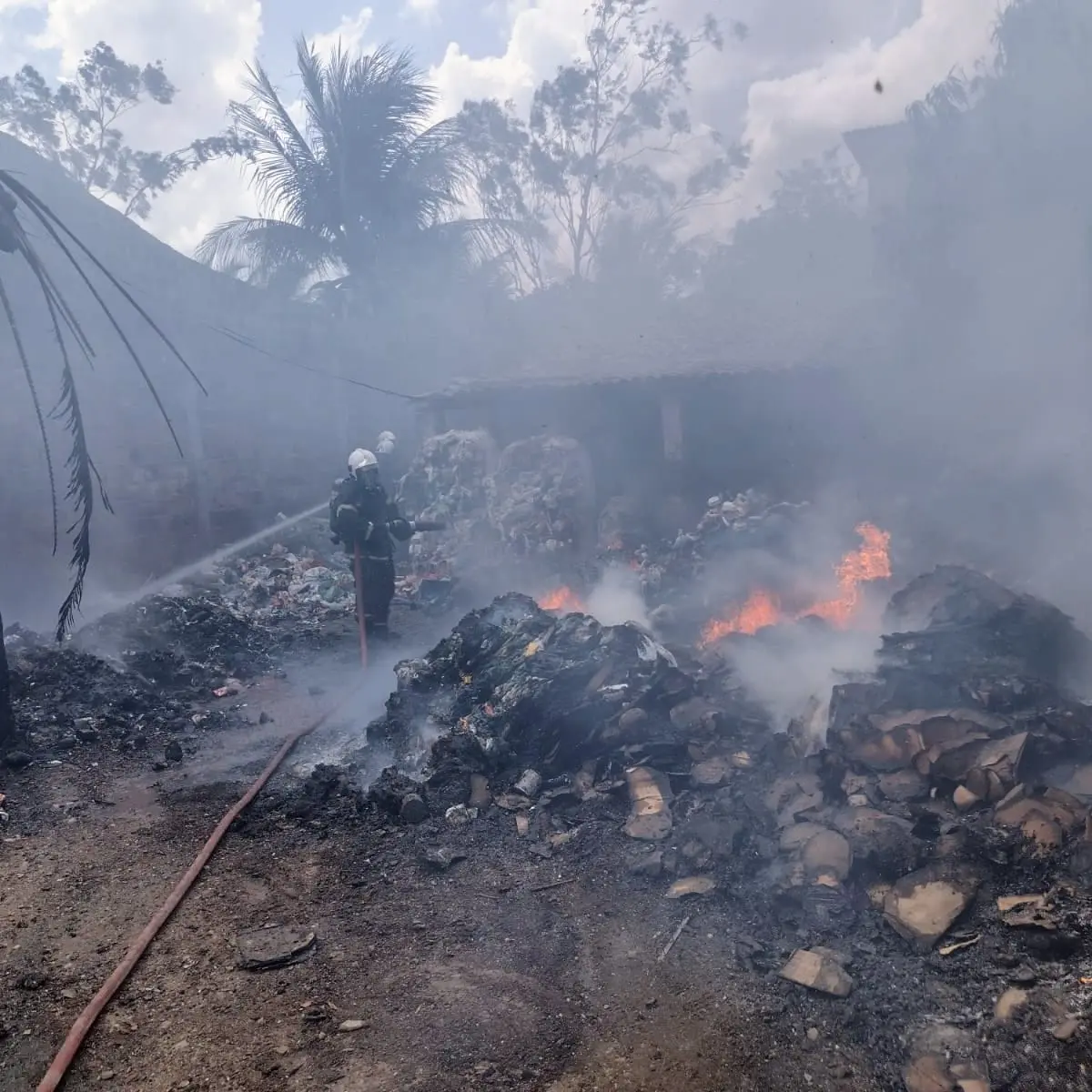 galpão de reciclagem pega fogo na Pacatuba