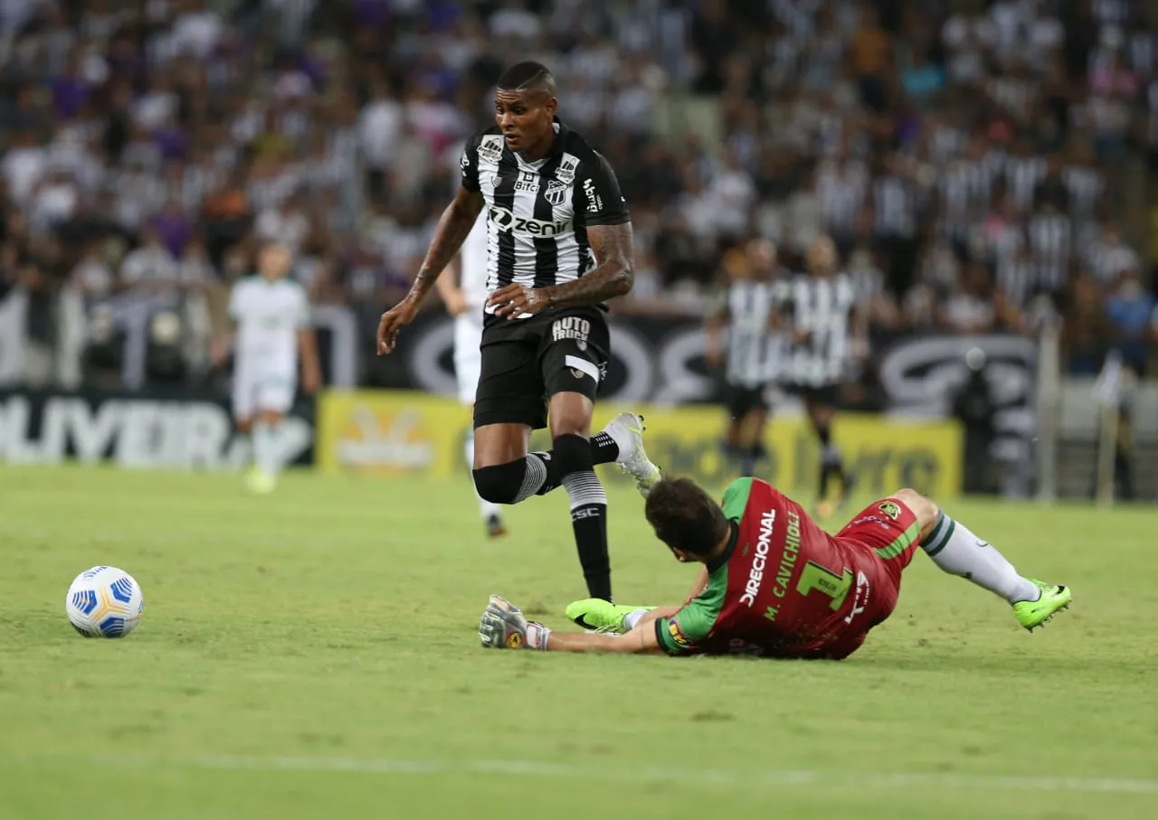 Cléber perdeu chances em jogos importantes, como contra o América-MG em 2021