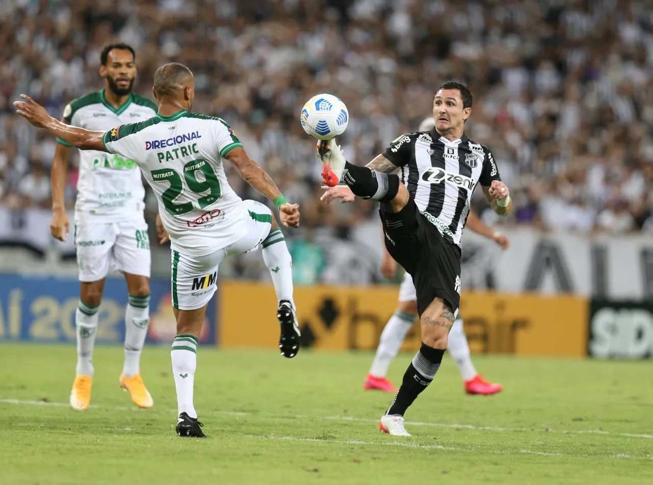 Recuperado de lesão, Vina foi titular do Ceará contra o América-MG