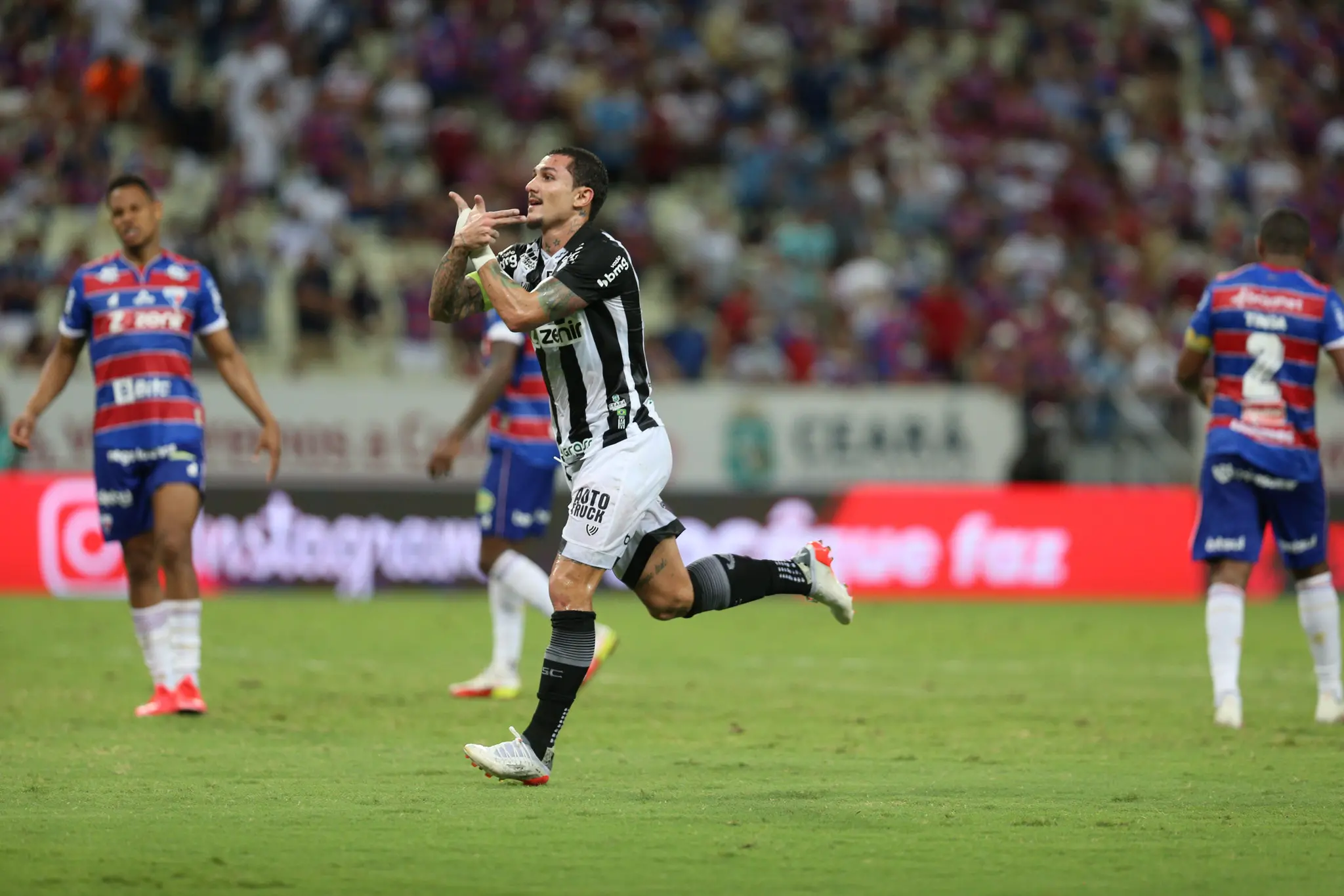 Vina faz sinalização à torcida organizada do Ceará na Arena Castelão, após gol marcado diante do arquirrival Fortaleza