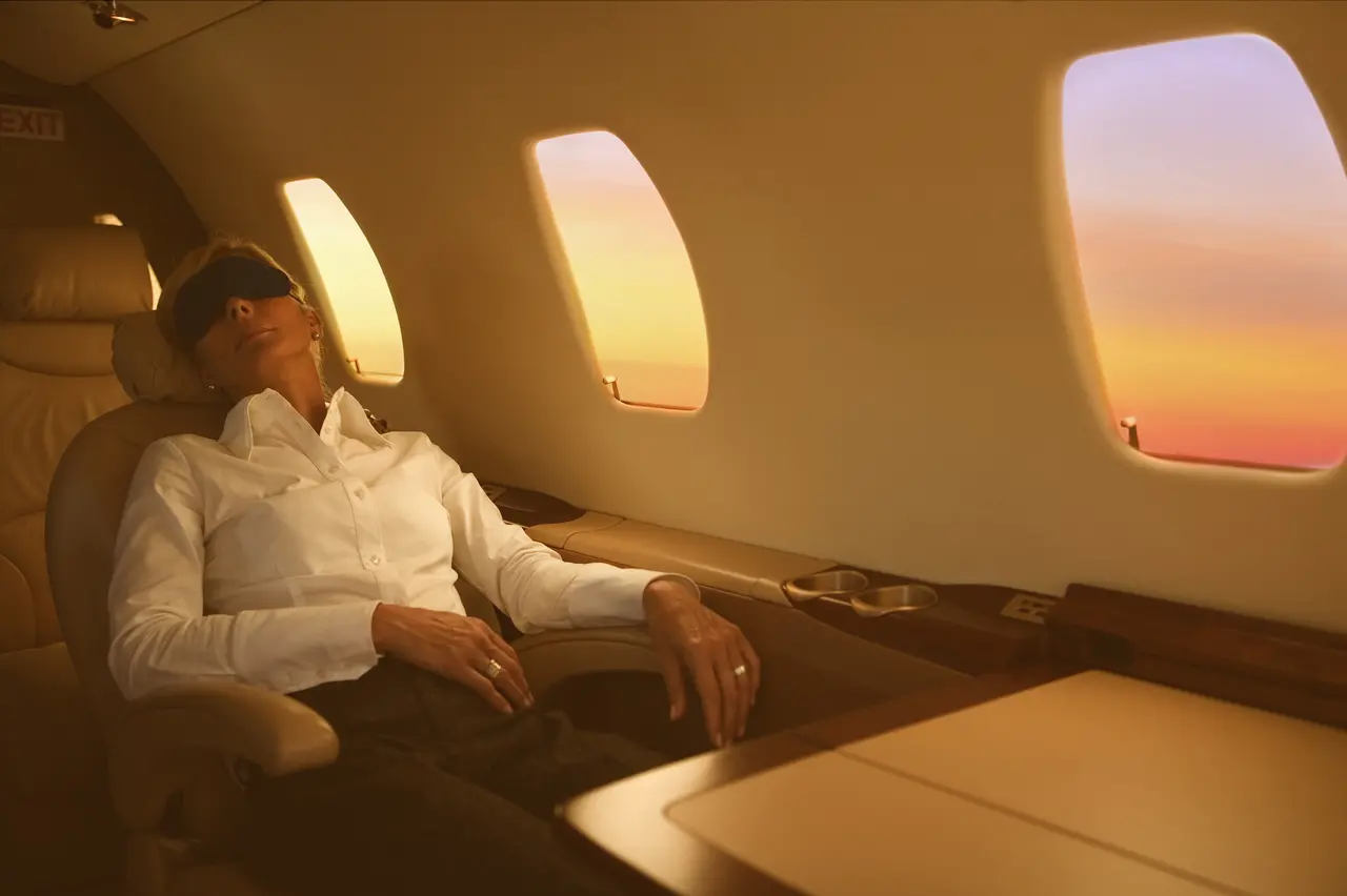 Mulher dormindo enquanto viaja em um jatinho particular