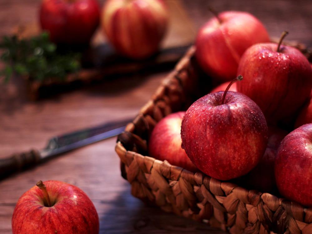 Foto de maçãs em uma cesta