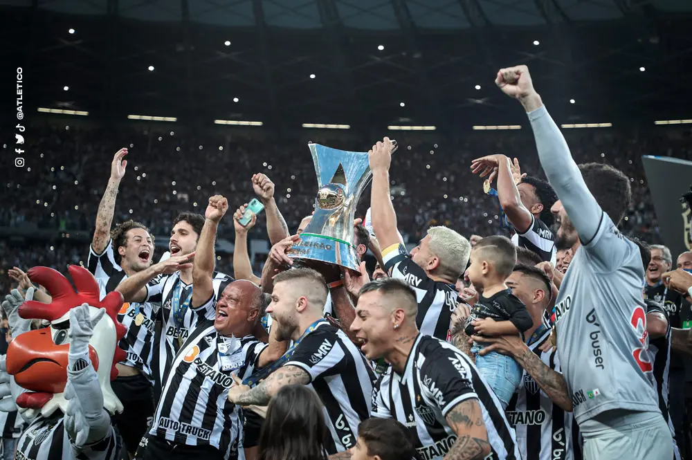 Atletas do Atlético-MG levantam a taça de campeão