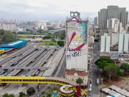 Mural em edifício na cidade de São Paulo produzido pelo cineasta Tim Burton e pintado por Luna Buschinelli