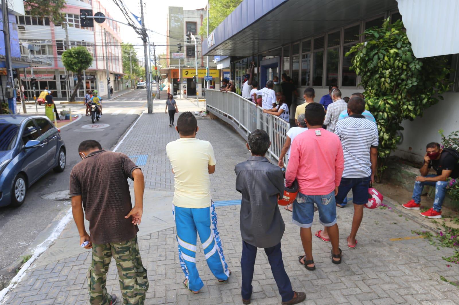 Pessoas aguardam atendimento do lado de fora da Agência Caixa da Avenida Duque de Caxias durante o primeiro dia de pagamento do Auxílio Brasil de dezembro
