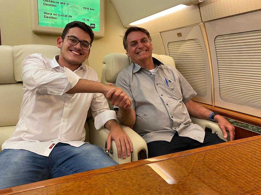 Jair Bolsonaro e o vereador Carmelo Neto em um avião