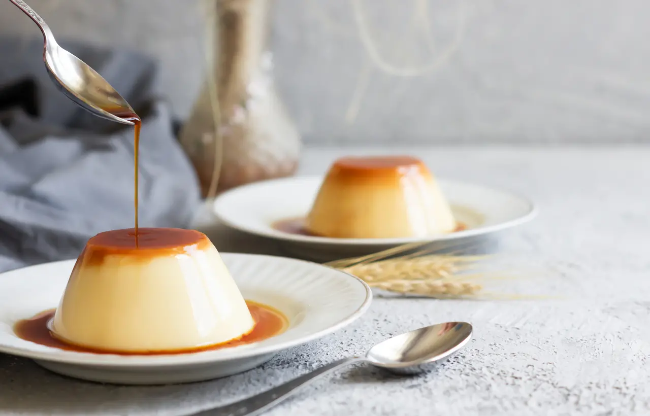 Dois pudins pequenos em pratos brancos