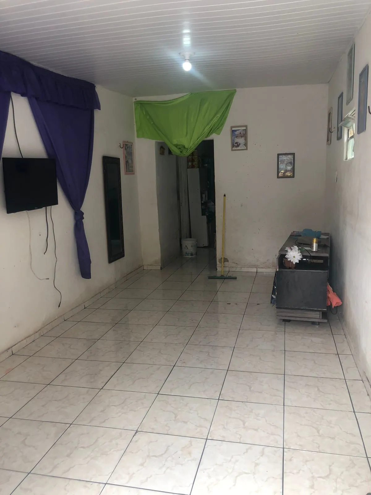 Os corpos já foram retirados pela perícia forense pela manhã e familiares limparam a casa