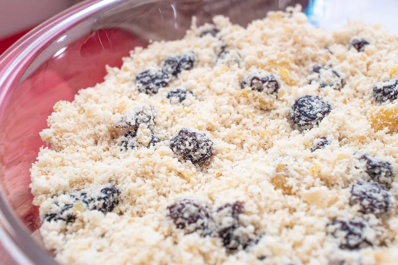 Farofa branca com passas em um recipiente de vidro