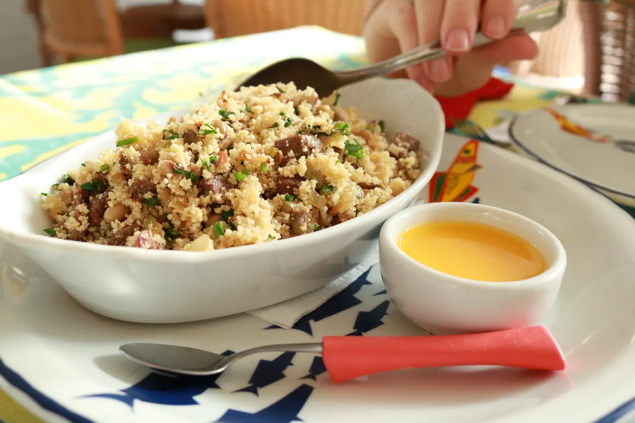 Farofa em recipiente de porcelana e manteiga do lado