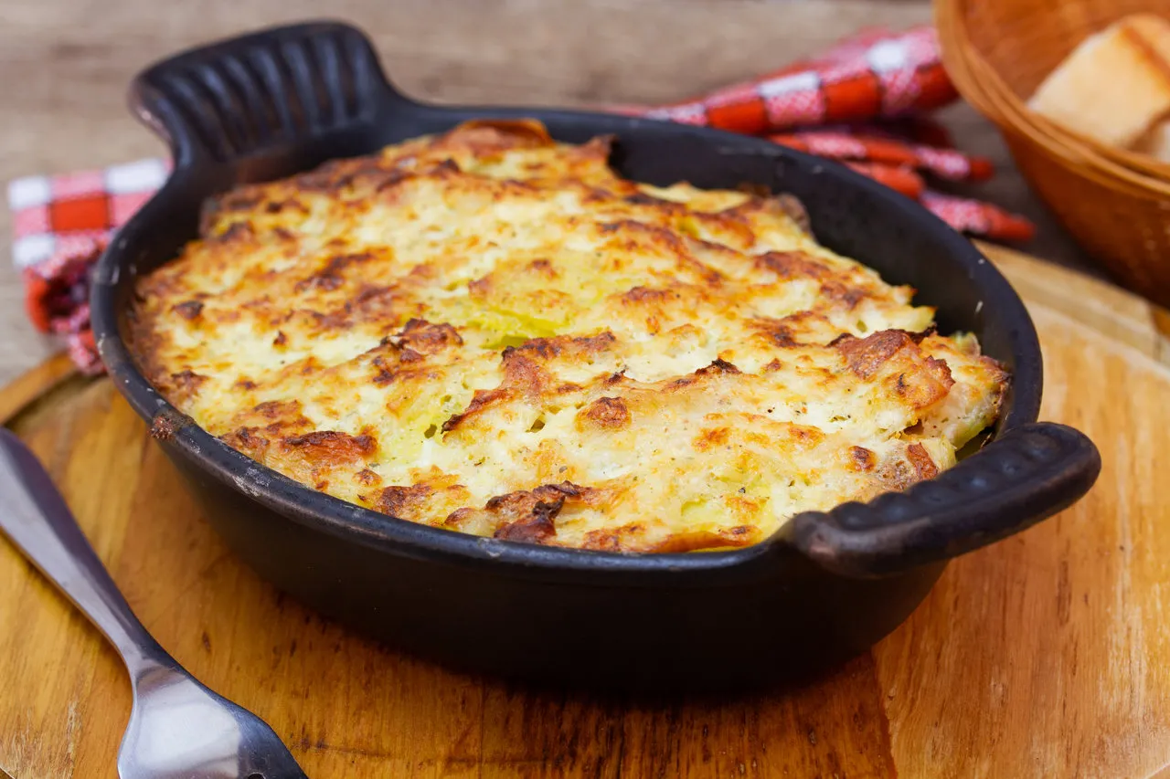 Bacalhau gratinado vai ao forno e leva queijo na receita