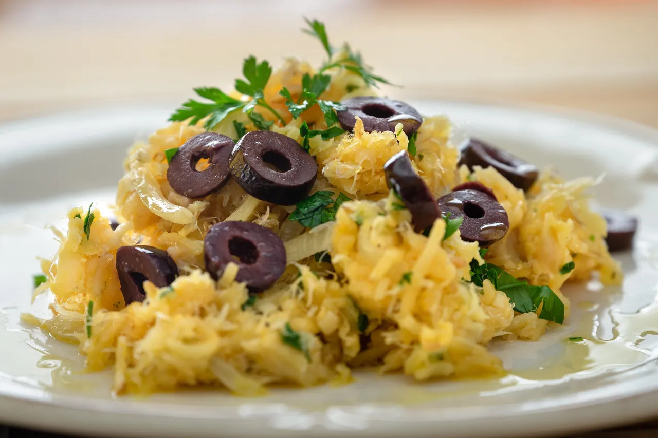 No bacalhau desfiado, as azeitonas podem servir como complemento entre os ingredientes