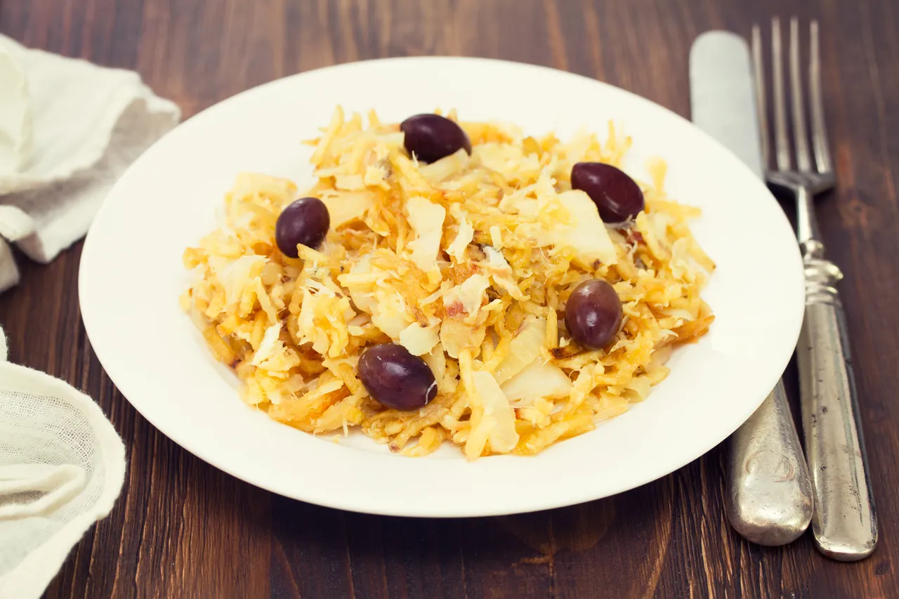 O bacalhau refogado também pode ser feito com o peixe desfiado
