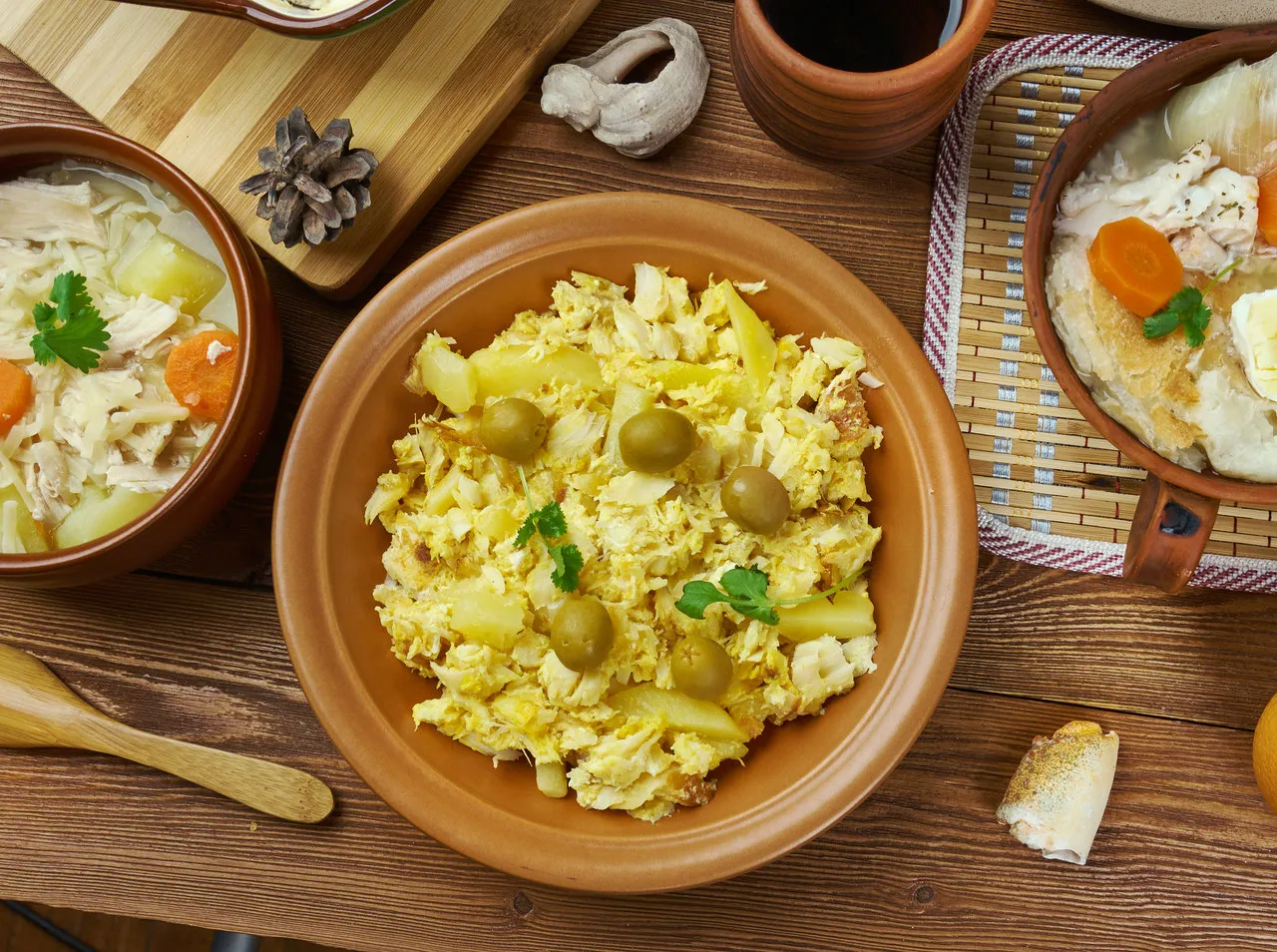 No bacalhau desfiado, os ingredientes extra complementam a receita