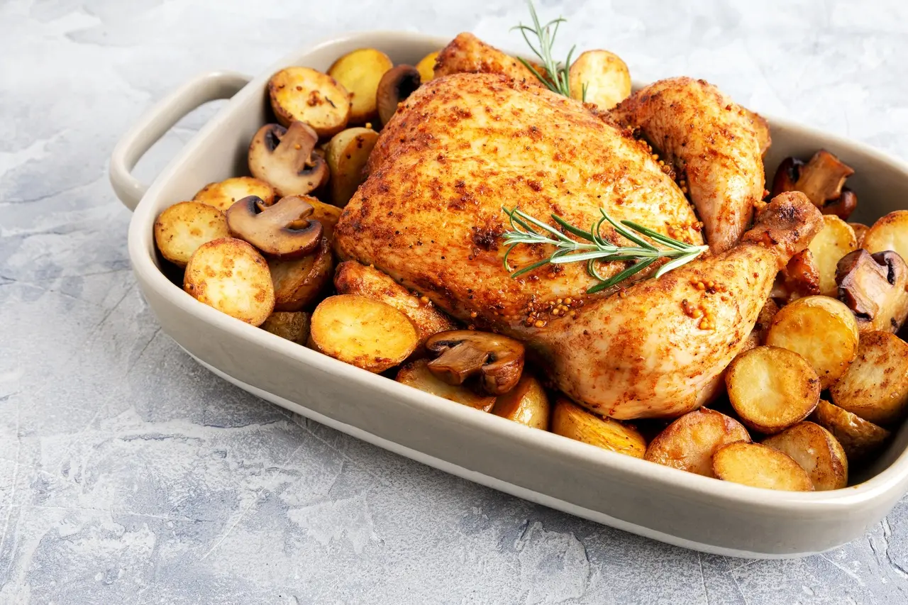 travessa com peru e batatas ao redor