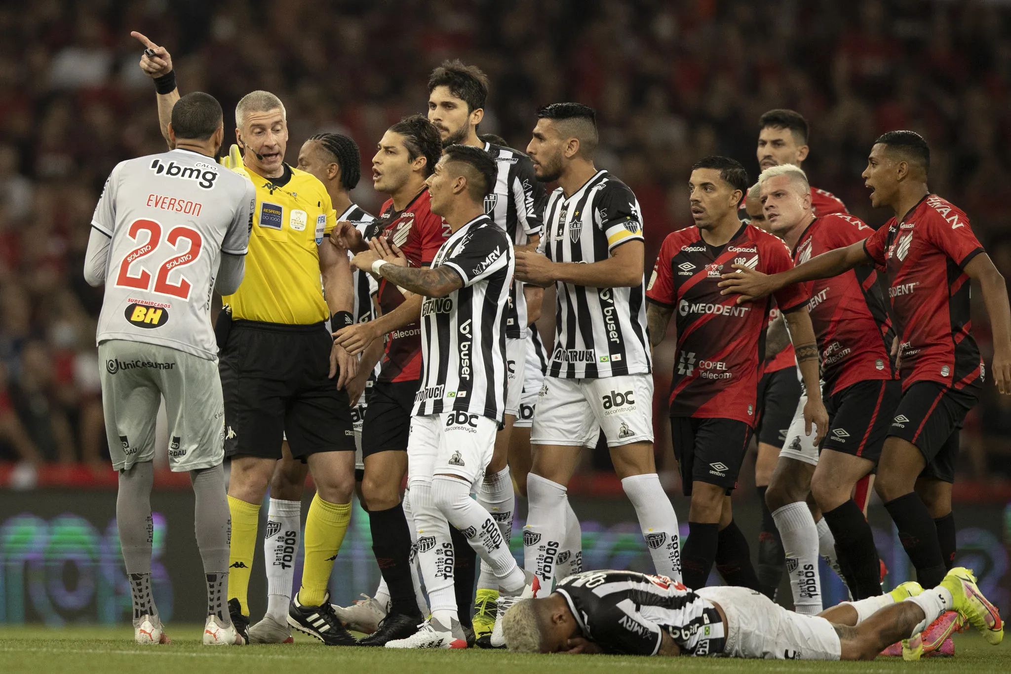 Jogadores de Athletico-PR e Atlético-MG discutiram várias vezes em campo e cobraram a arbitragem de Anderson Daronco (FIFA-RS)