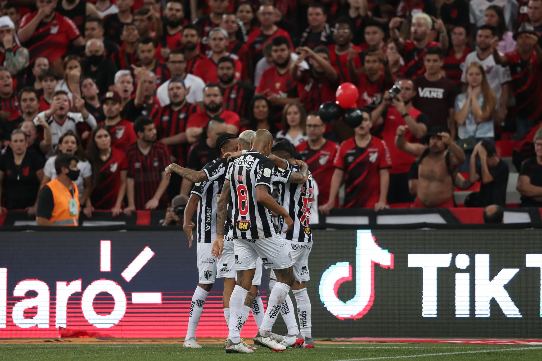 Autor do gol da vitória, Keno é festejado pelos companheiros de equipe na Arena da Baixada