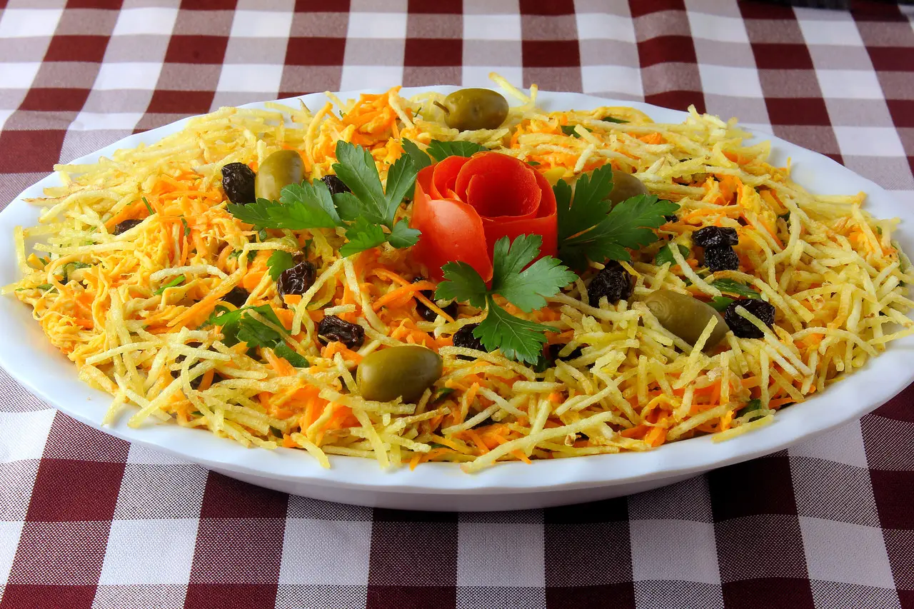 em um prato branco sobre uma toalha quadriculada, salpicão de frango