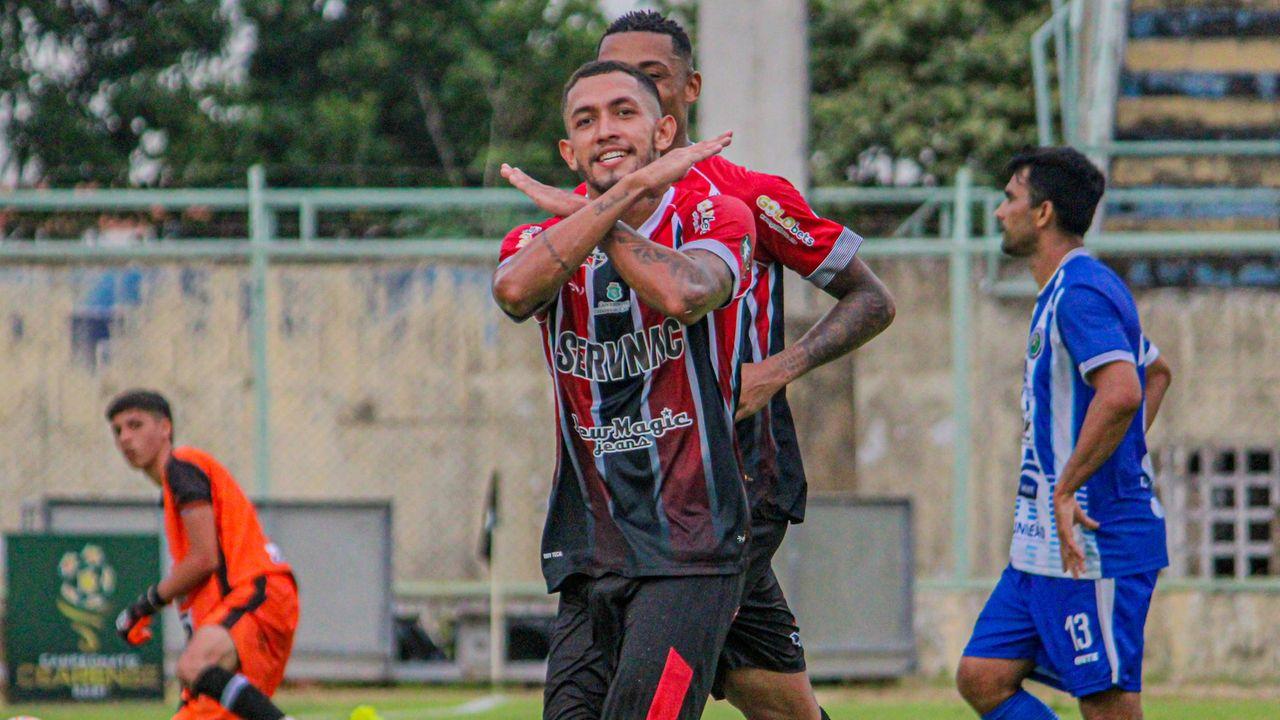 Atleta do Ferroviário comemora gol