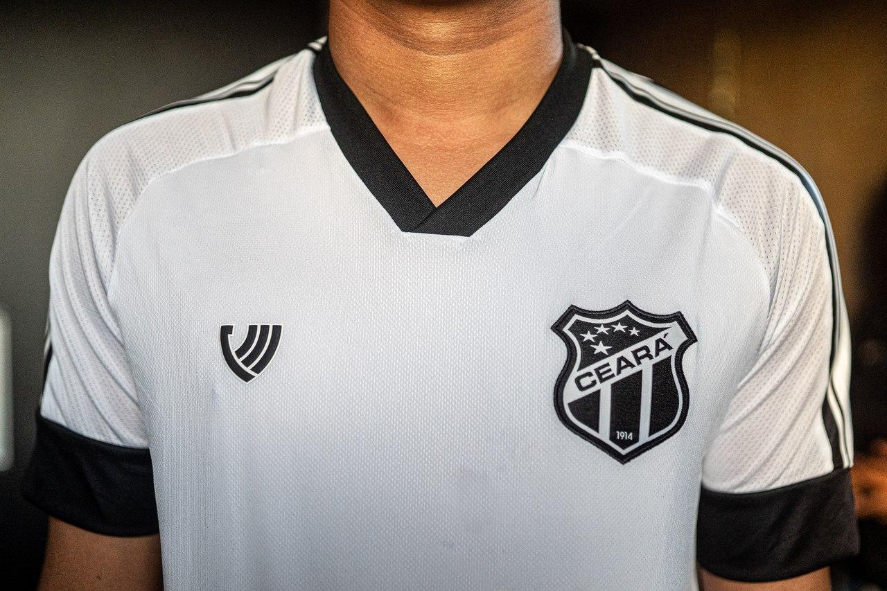 Imagem em detalhe do uniforme do Ceará