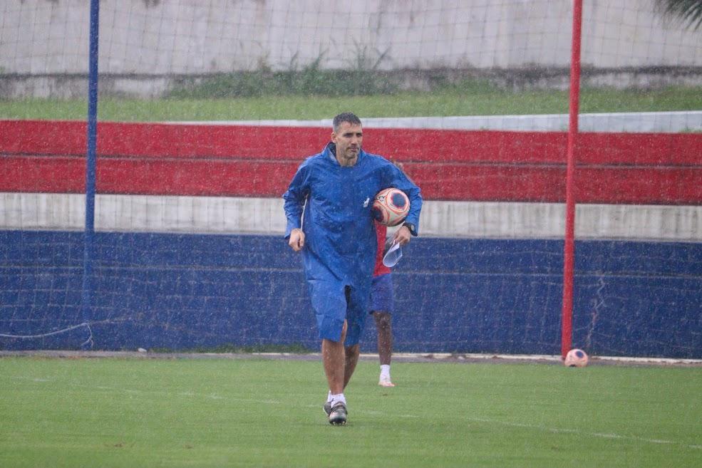 Vojvoda caminha durante treino do Fortaleza em dia de forte chuva