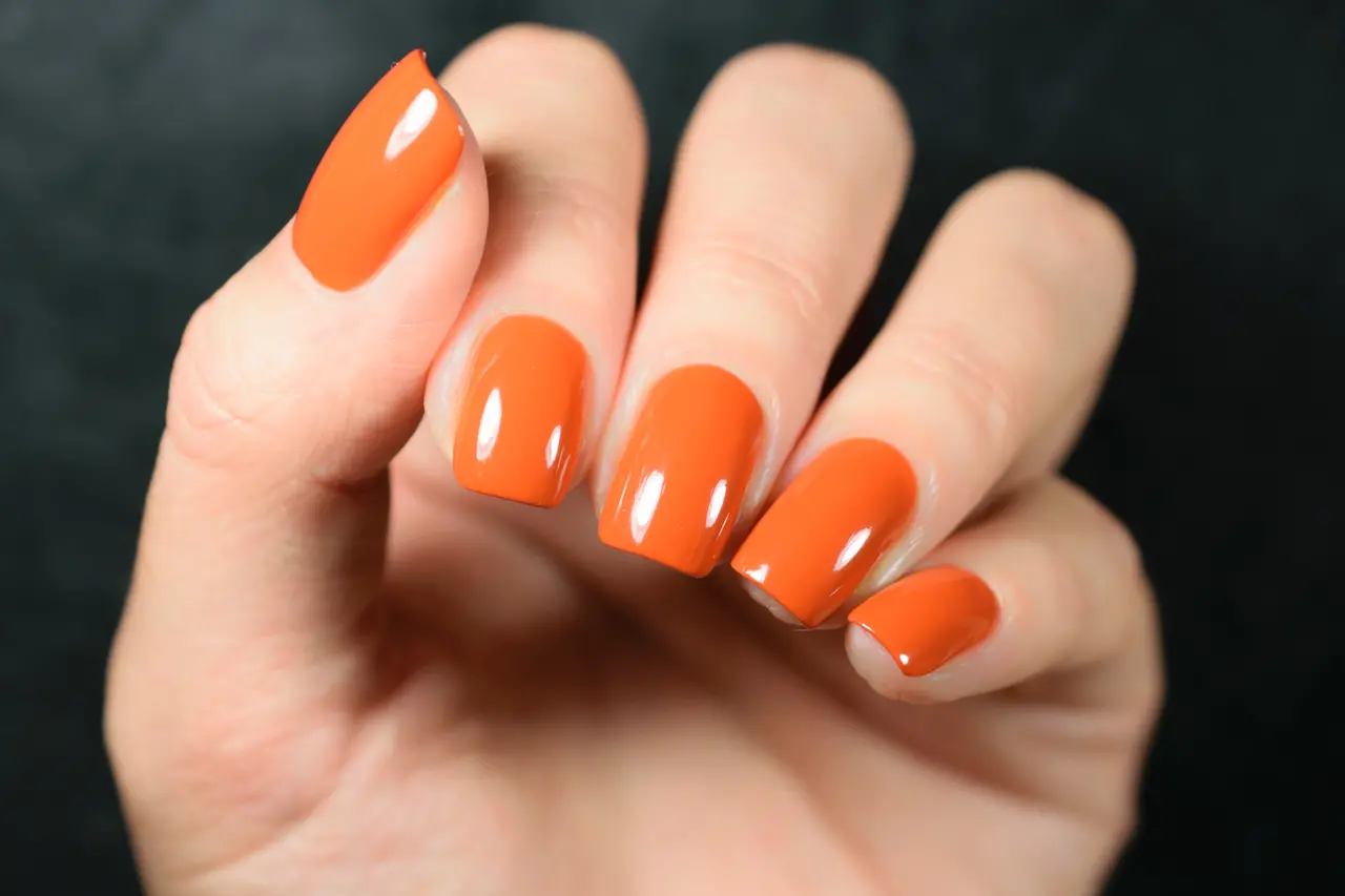 unhas de cor laranja