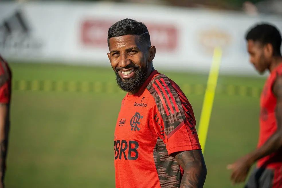 Rodinei sorri durante treino do Flamengo