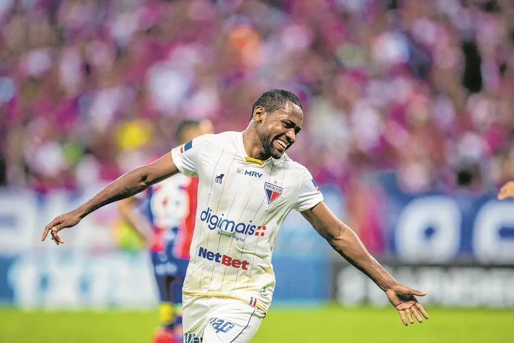 Tinga comemora gol pelo Fortaleza