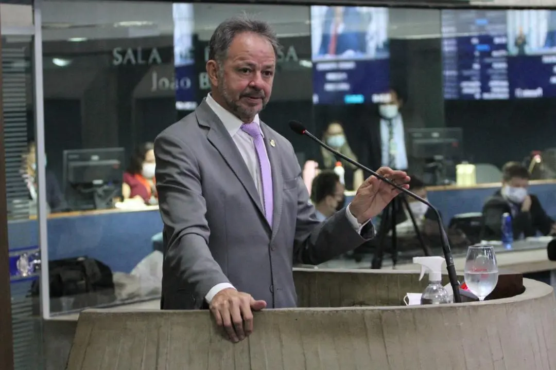 Deputado Acrísio Sena na Tribuna da AL