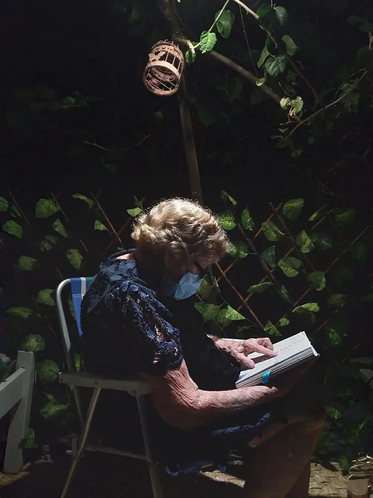 Hoje, a poeta escreve geralmente quando vai dormir ou quando perde o sono de madrugada; os textos são registrados à mão