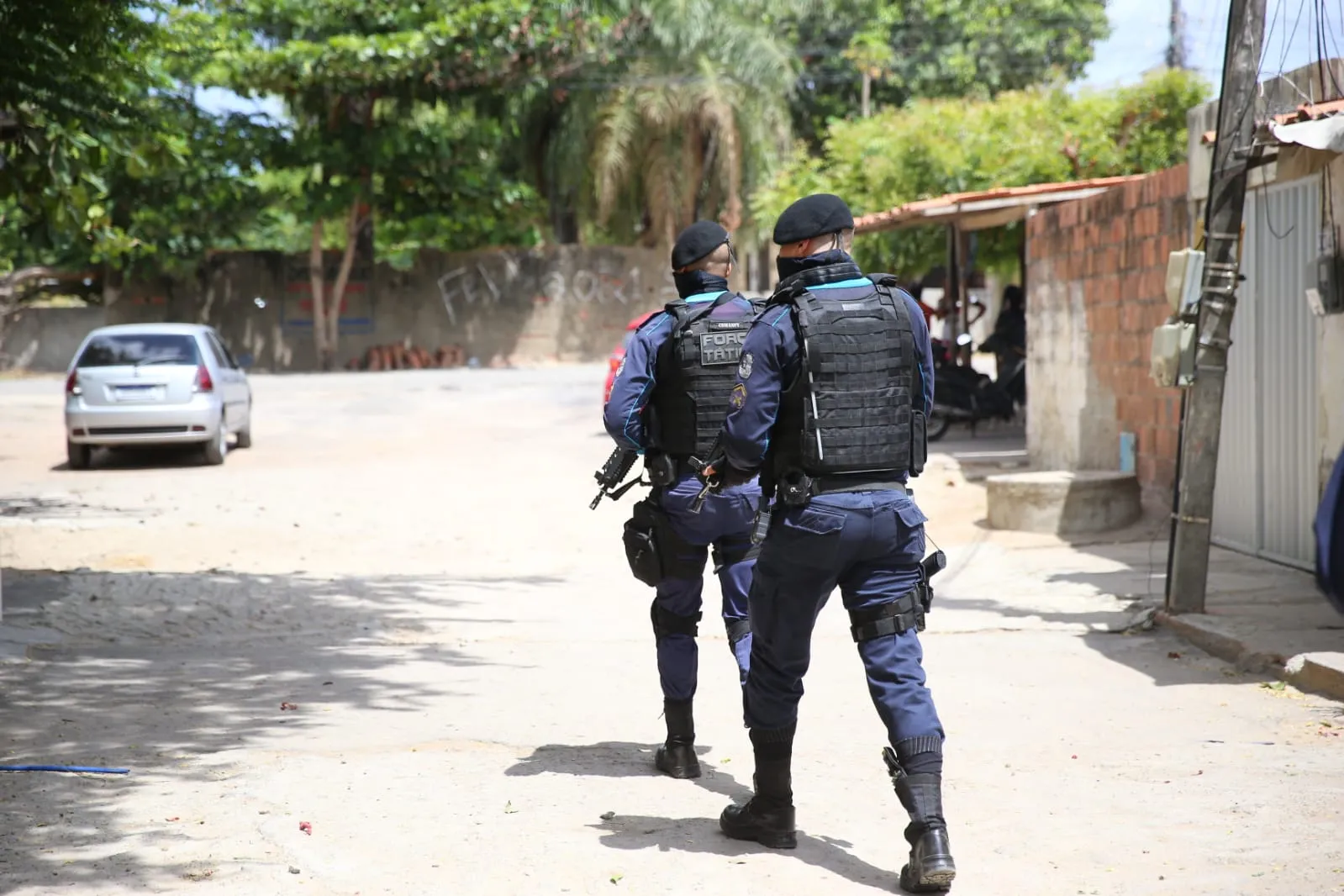 PMs realizam diligências no entorno do local do crime