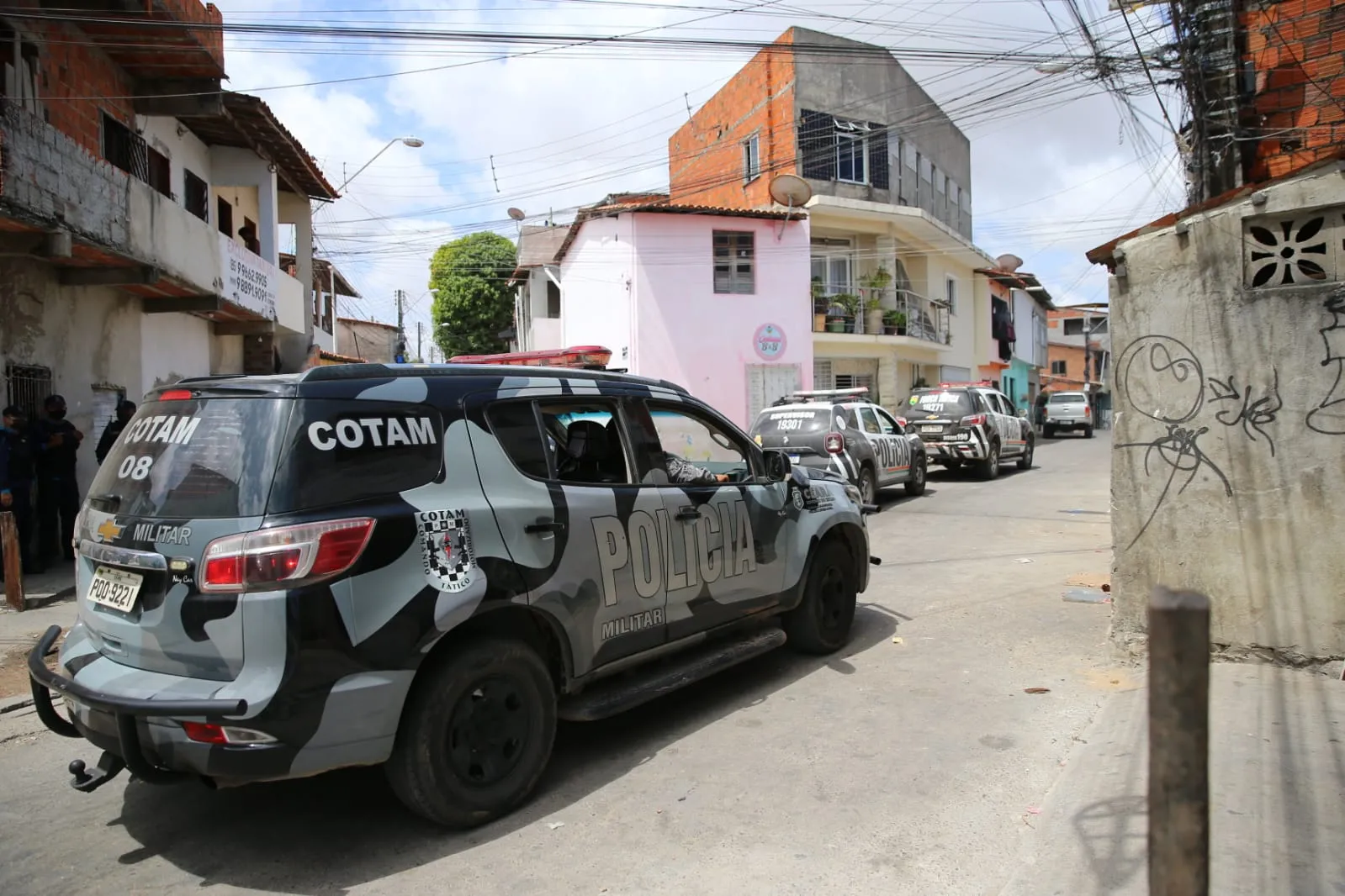 Viatura do Cotam faz buscas pelos envolvidos no crime