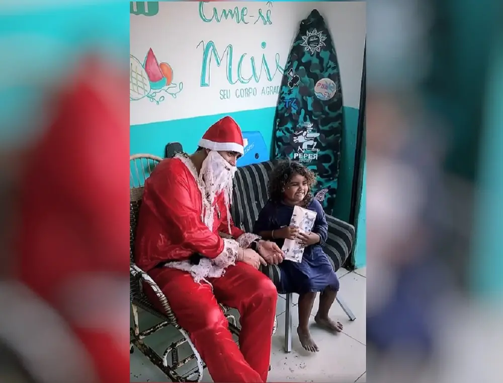 Papai Noel é derrubado de jangada por onda enquanto chegava em praia de Fortaleza