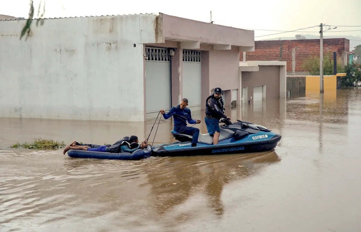 Homens são resgatados em um jet-ski durante enchentes