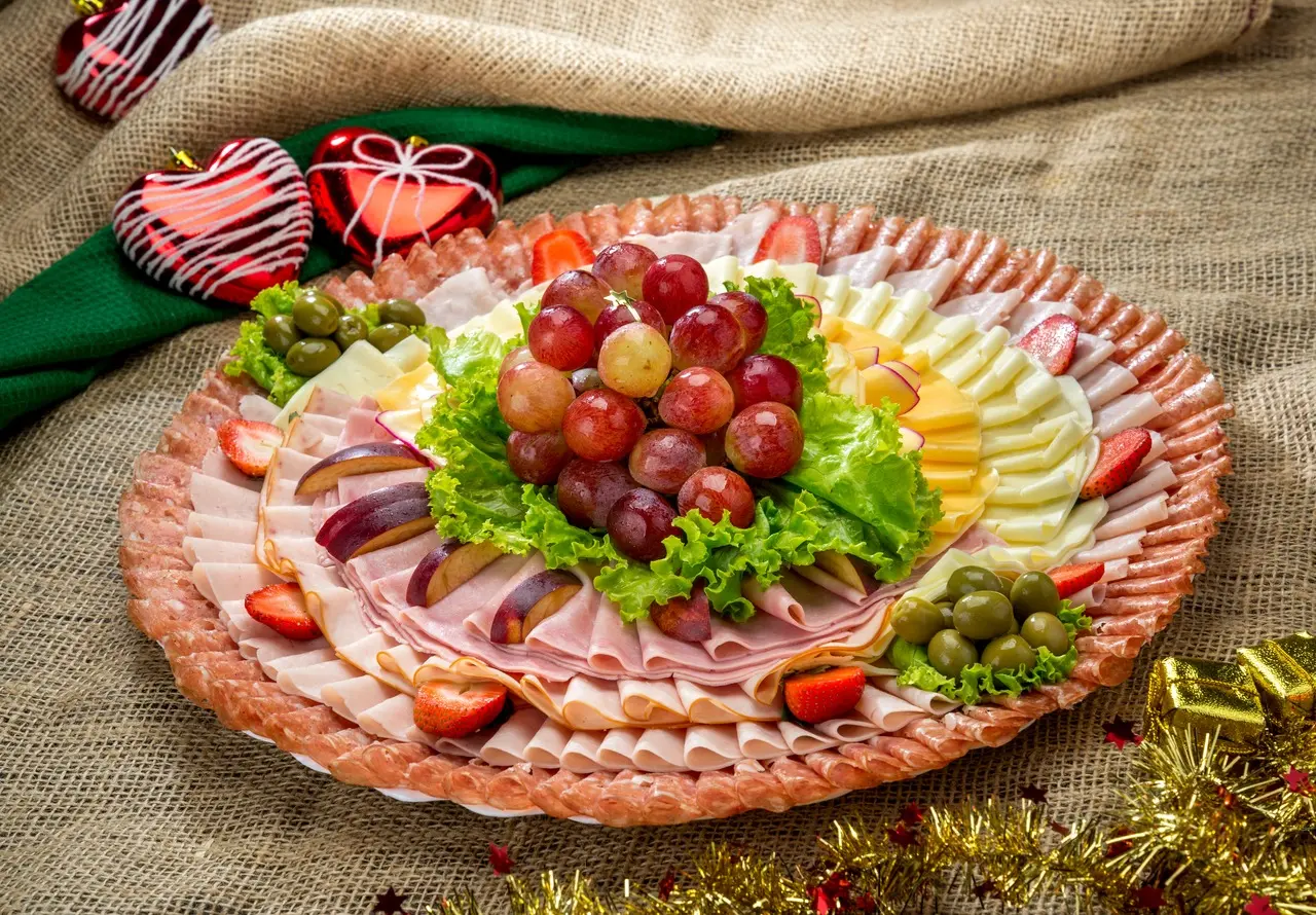 Mesa de frios em fundo de madeira