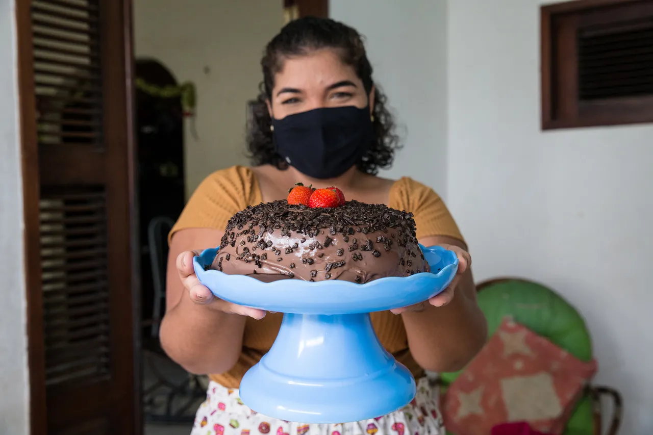 Amanda Maciel, junto com a irmã Beatriz Maciel, é proprietária da doceria Manas Goumert