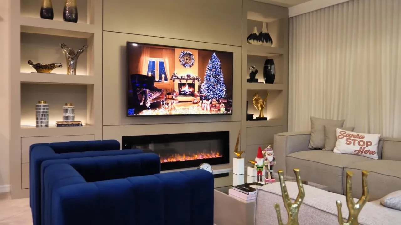 Sala com lareira e televisão acoplada na sala de jantares