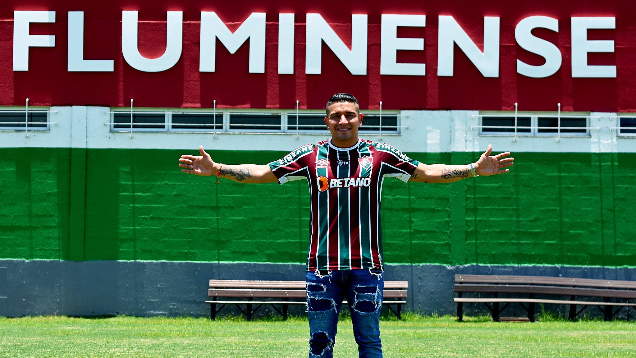 Pineida posa para foto na frente do nome 'Fluminense'