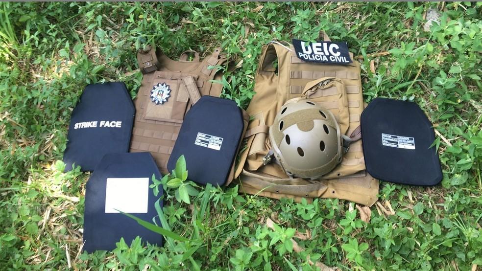 Coletes e capacetes do DEIC usado por assaltantes em Guaíba
