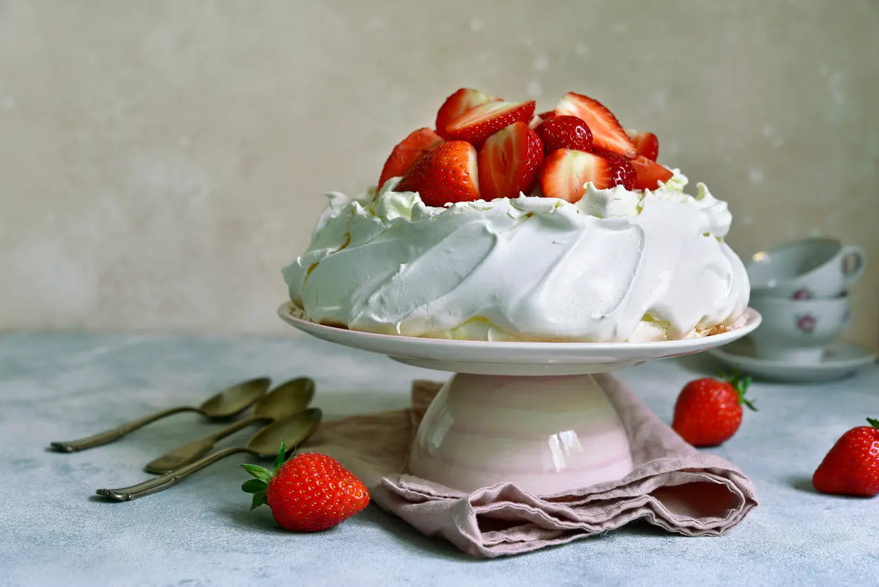 pavlova rodeada de morangos