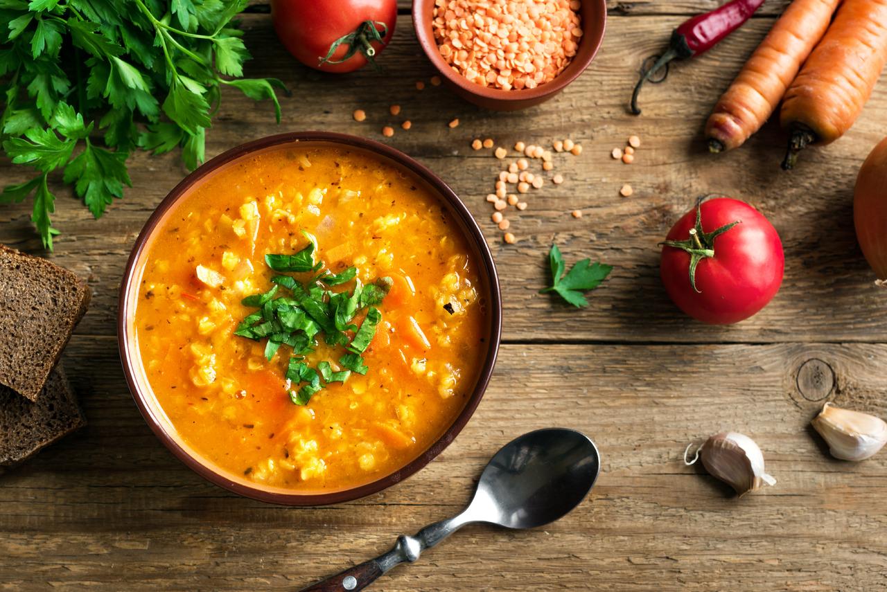 sopa de lentilha ao redor de tomate e cenoura