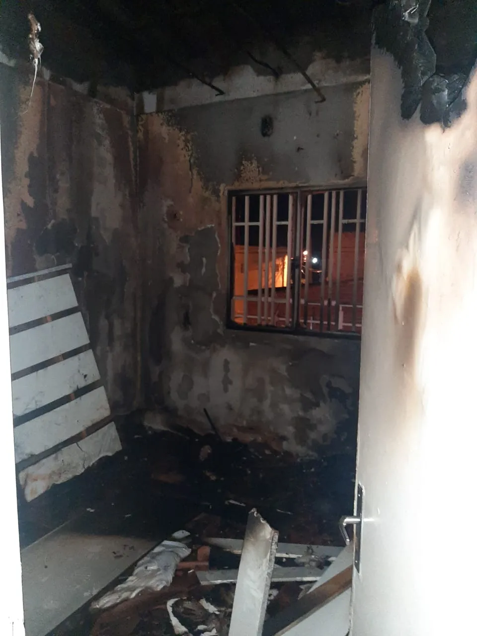 Quarto onde a criança estava ficou consumido pelas chamas