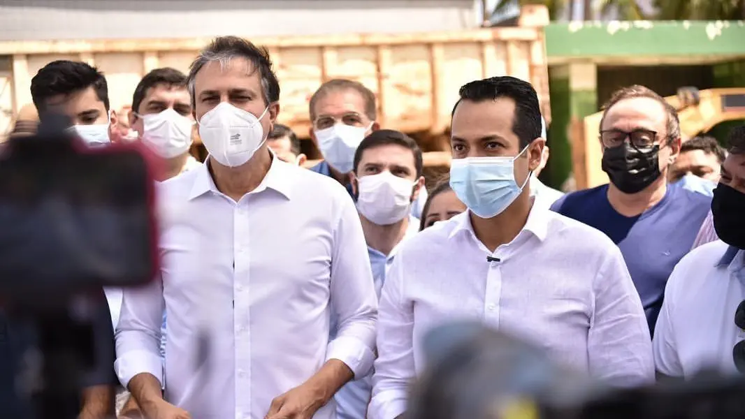 Camilo Santana e Vitor Valim em anúncio de obra, em Caucaia
