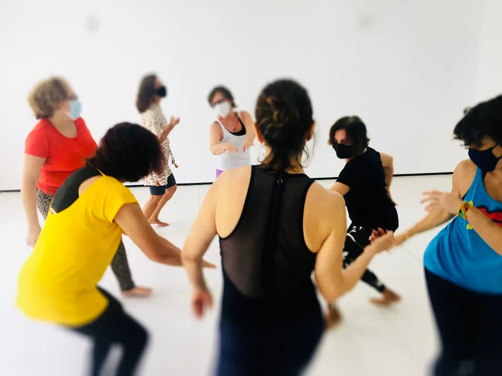 Intitulado “A construção poética do visível”, o trabalho de Andréa Bardawil consiste numa vivência terapêutica com a dança